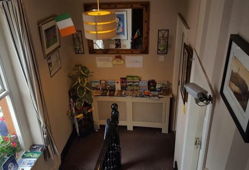 هتل Creedons Traditional Welcome Accommodation