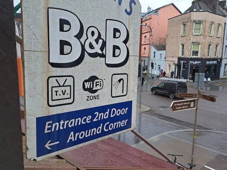 هتل Creedons Traditional Welcome Accommodation