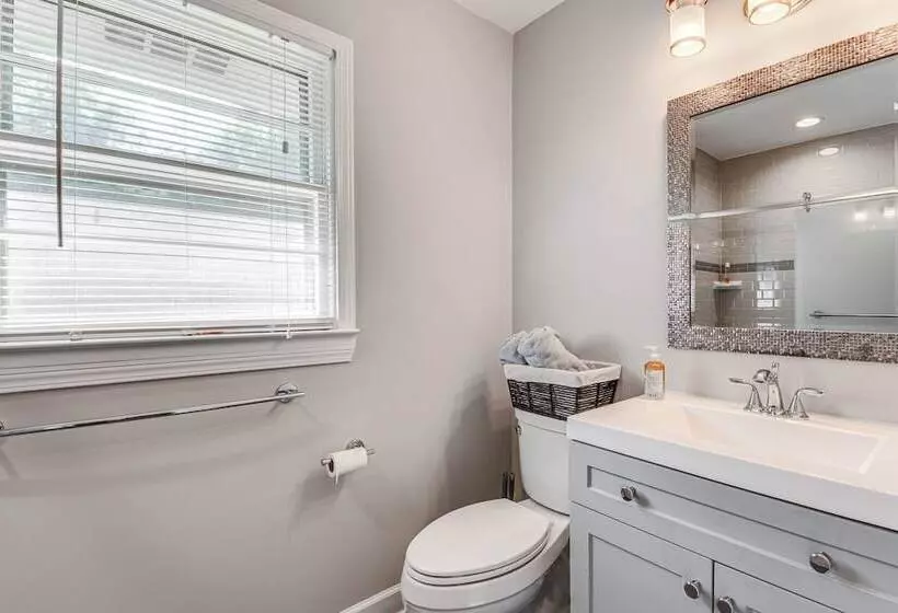 Chic College Park Cottage ~ 2 Mi To Main Street!