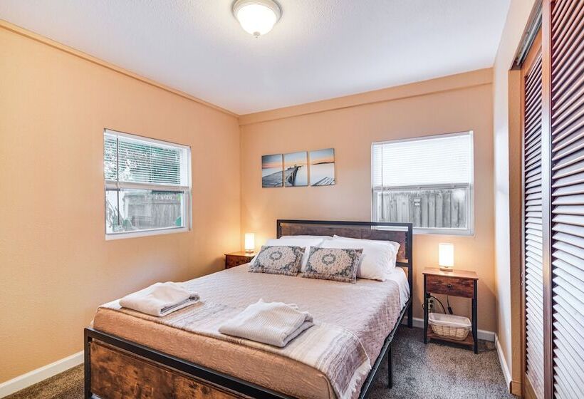 Cozy St Pete Home ~ 2 Mi To Madeira Beach!