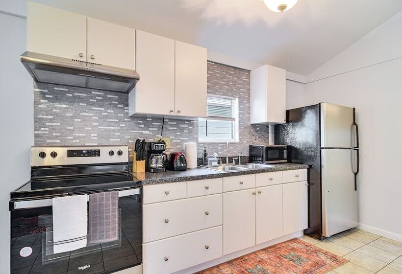 Cozy St Pete Home ~ 2 Mi To Madeira Beach!