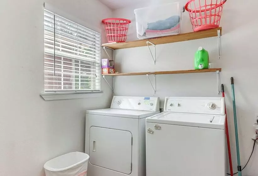 Eureka Springs Home ~ 1/2 Mi To Beaver Lake!