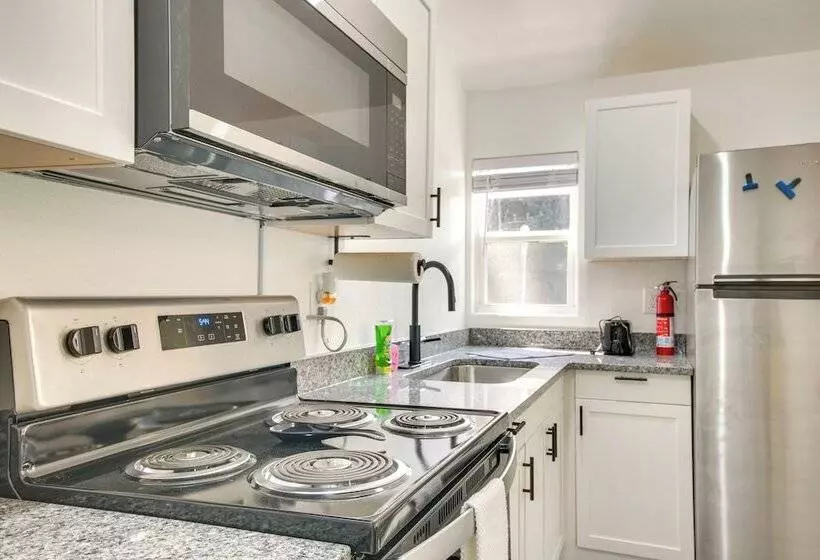 Close To Lake: Grove Cabin W/ Shared Fire Pit!