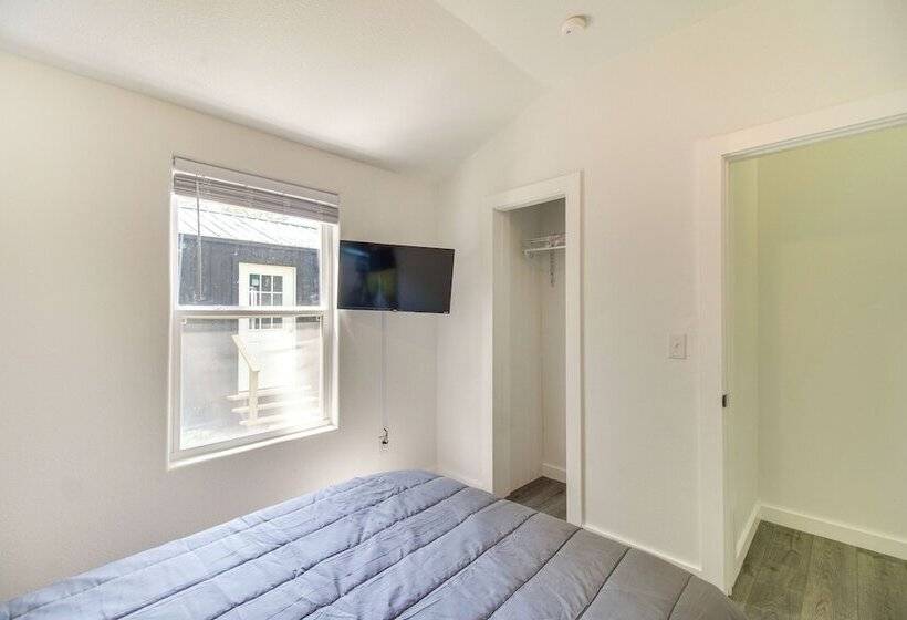 Close To Lake: Grove Cabin W/ Shared Fire Pit!