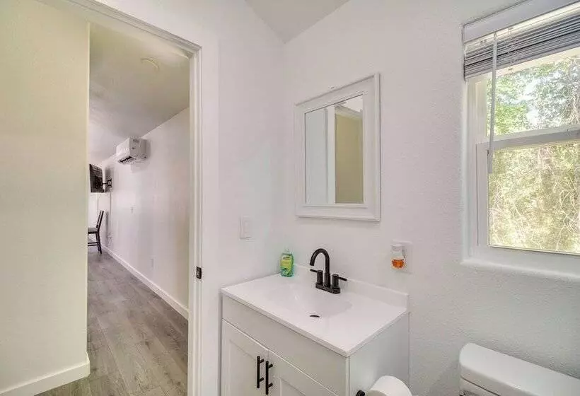 Close To Lake: Grove Cabin W/ Shared Fire Pit!