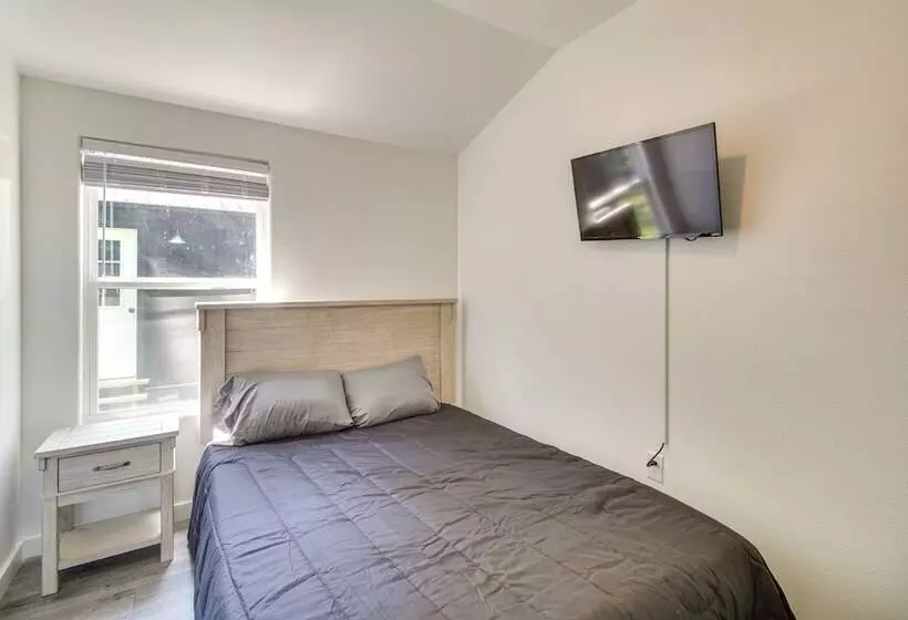 Close To Lake: Grove Cabin W/ Shared Fire Pit!