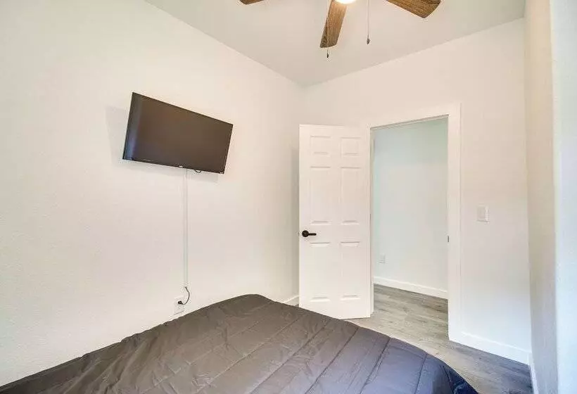 Close To Lake: Grove Cabin W/ Shared Fire Pit!