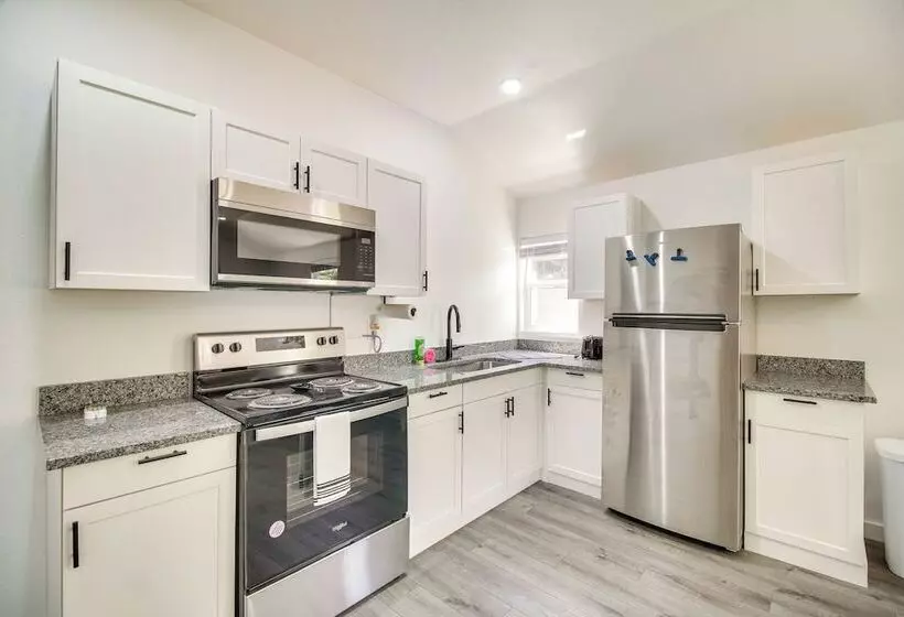 Close To Lake: Grove Cabin W/ Shared Fire Pit!