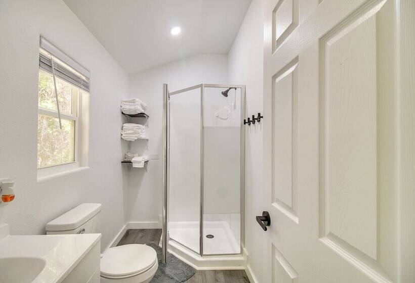 Close To Lake: Grove Cabin W/ Shared Fire Pit!