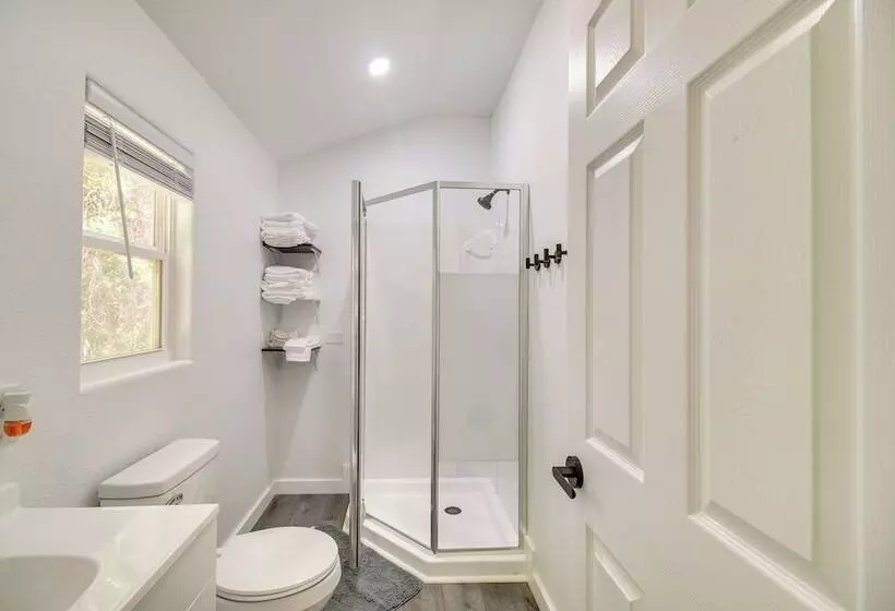 Close To Lake: Grove Cabin W/ Shared Fire Pit!