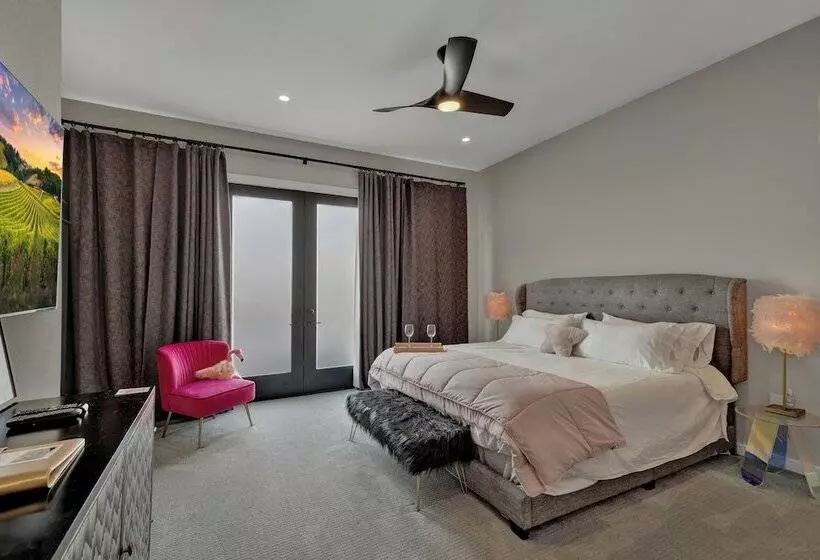 The Bentley Hotel   Audrey Hepburn Suite   Pool View