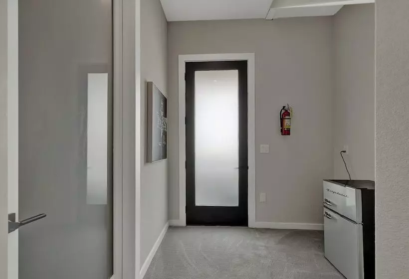 The Bentley Hotel   Audrey Hepburn Suite   Pool View