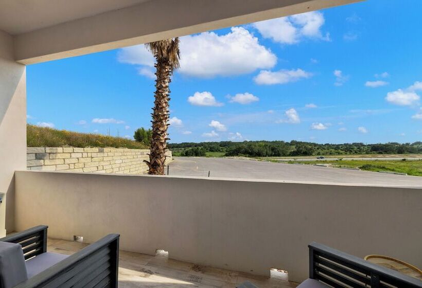 The Bentley Hotel   Audrey Hepburn Suite   Pool View