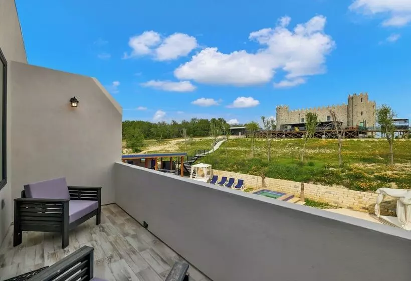 The Bentley Hotel   Popeye Room   Pool View