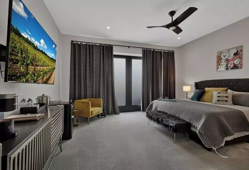 The Bentley Hotel   Popeye Room   Pool View