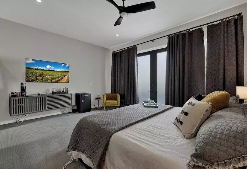 The Bentley Hotel   Popeye Room   Pool View