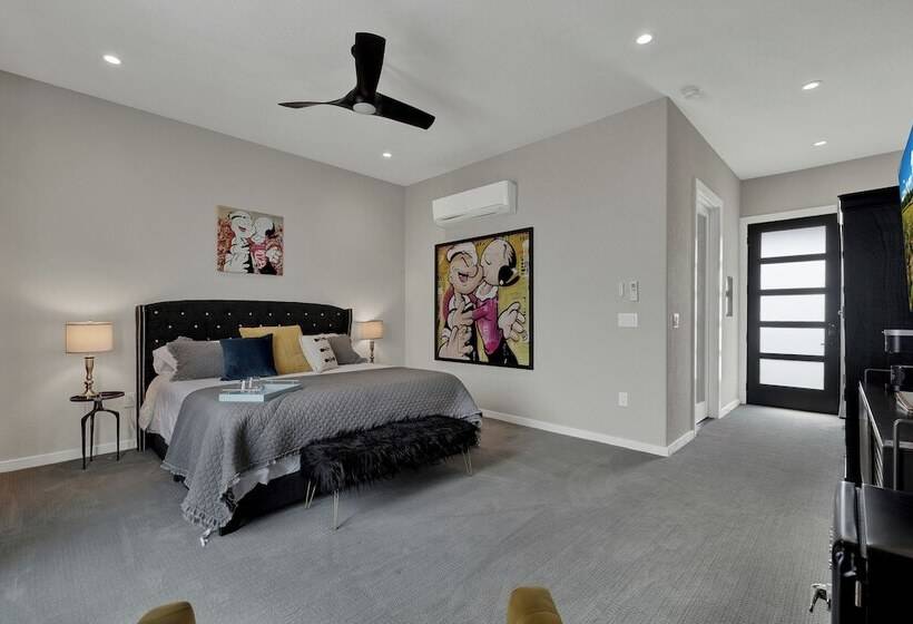 The Bentley Hotel   Popeye Room   Pool View