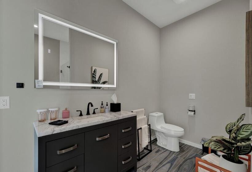 The Bentley Hotel   Popeye Room   Pool View