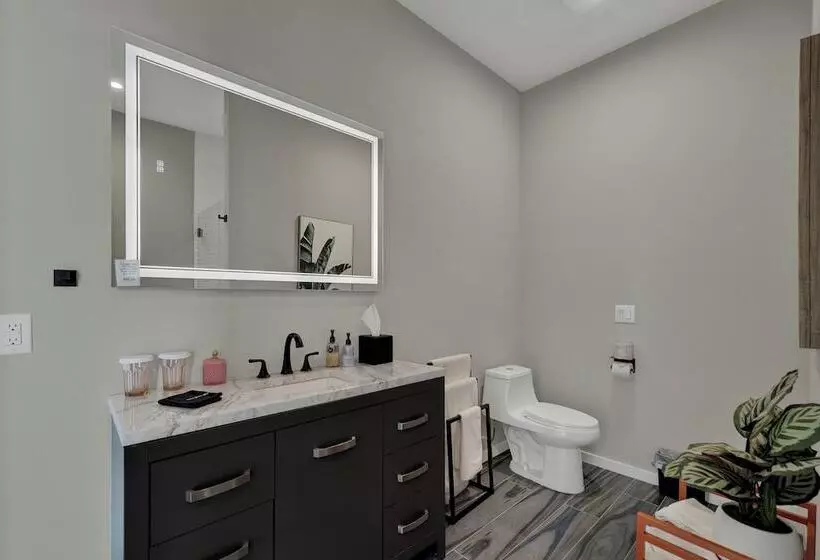 The Bentley Hotel   Popeye Room   Pool View