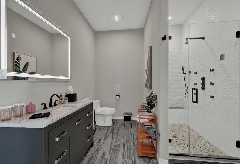 The Bentley Hotel   Popeye Room   Pool View