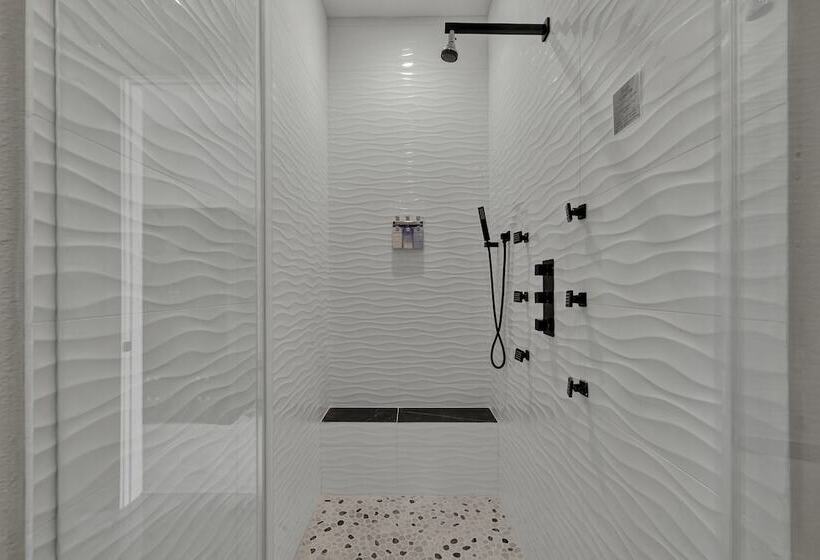 The Bentley Hotel   Popeye Room   Pool View