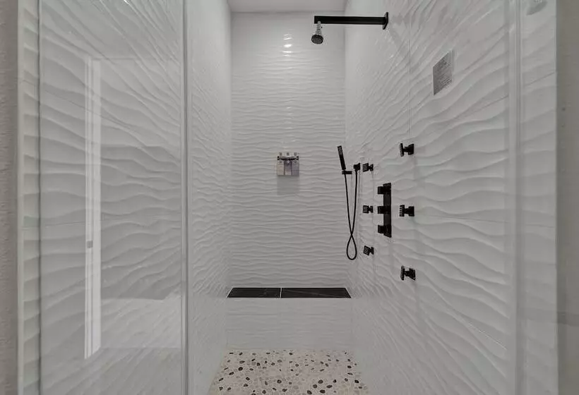 The Bentley Hotel   Popeye Room   Pool View