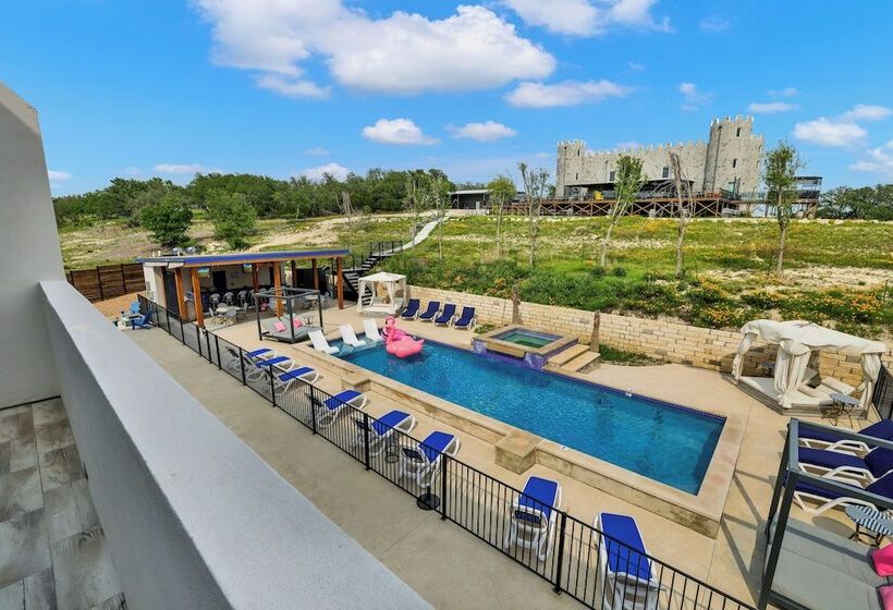 The Bentley Hotel   Popeye Room   Pool View