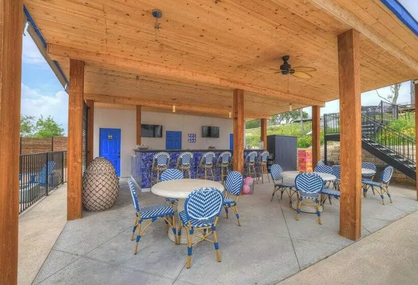 The Bentley Hotel   Popeye Room   Pool View