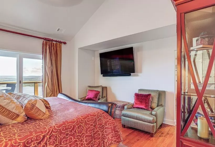 Luxe Home W/ Panoramic Greers Ferry Lake Views