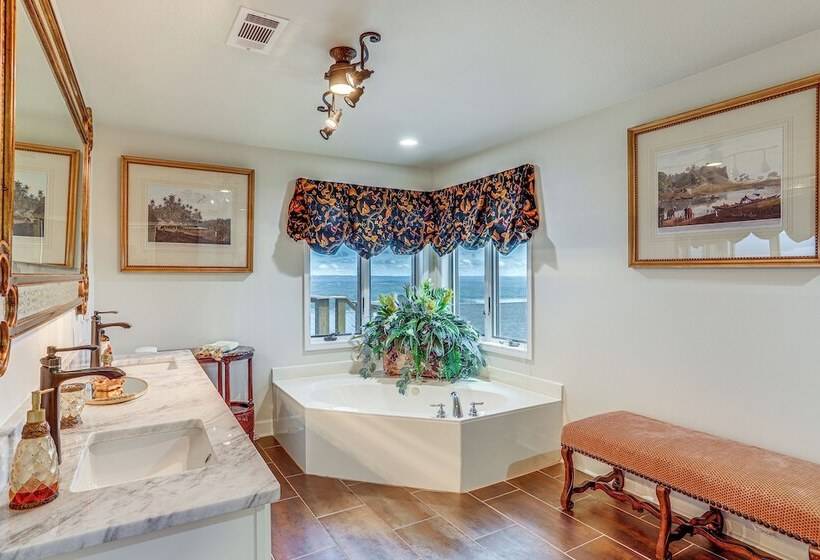 Luxe Home W/ Panoramic Greers Ferry Lake Views