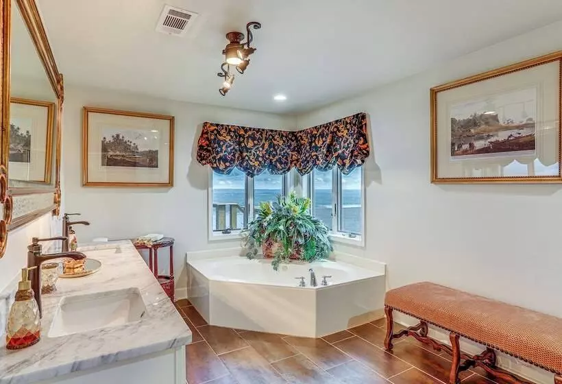 Luxe Home W/ Panoramic Greers Ferry Lake Views