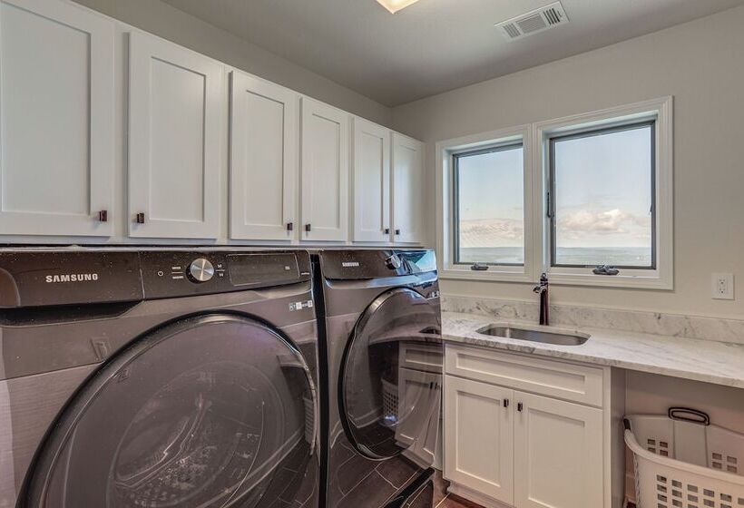 Luxe Home W/ Panoramic Greers Ferry Lake Views