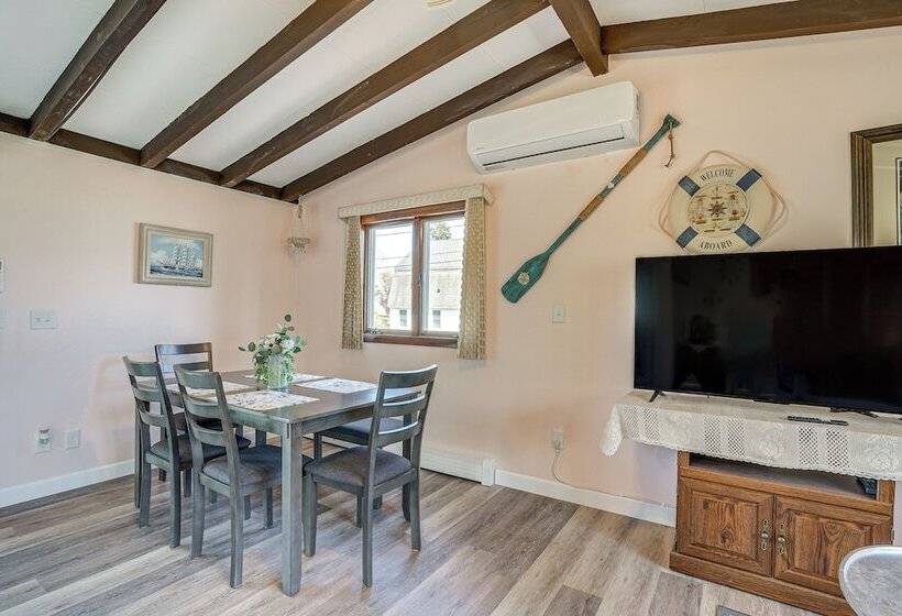 Massachusetts Abode W/ Deck & Grill: Near Beaches!