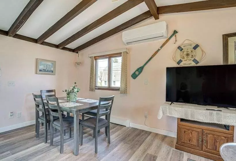 Massachusetts Abode W/ Deck & Grill: Near Beaches!