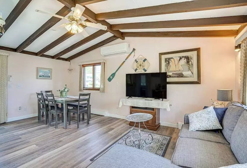 Massachusetts Abode W/ Deck & Grill: Near Beaches!