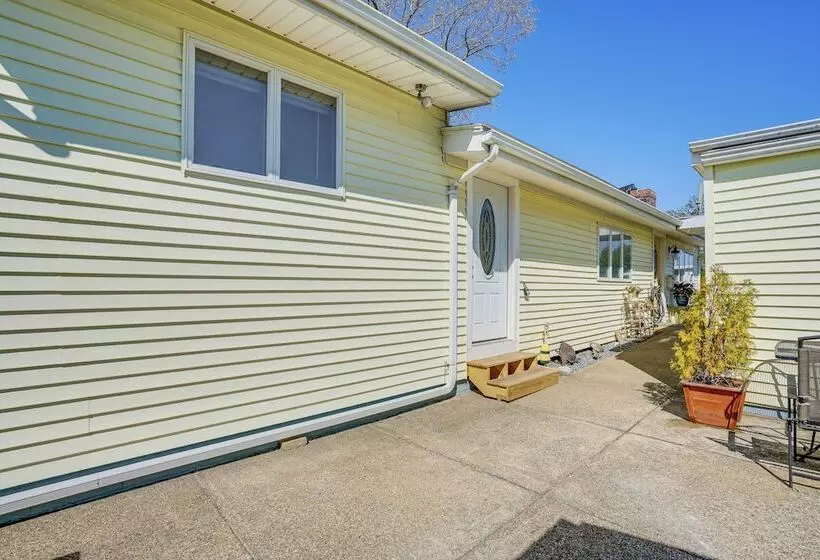 Massachusetts Abode W/ Deck & Grill: Near Beaches!