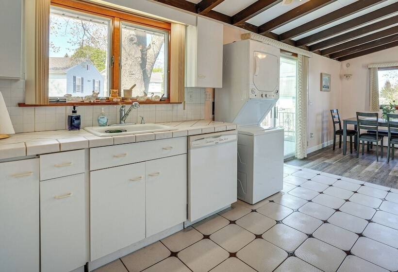 Massachusetts Abode W/ Deck & Grill: Near Beaches!