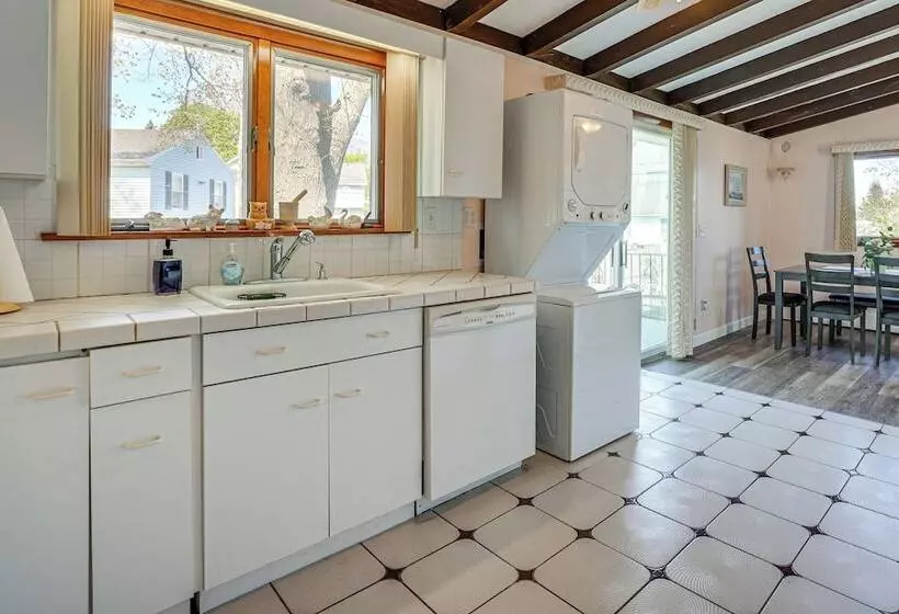 Massachusetts Abode W/ Deck & Grill: Near Beaches!