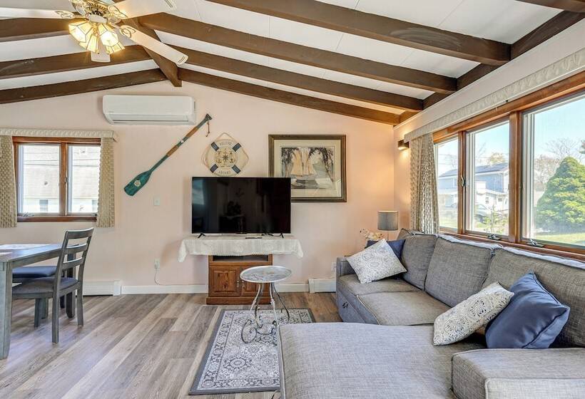 Massachusetts Abode W/ Deck & Grill: Near Beaches!