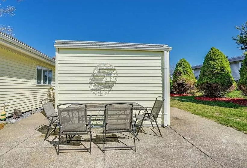 Massachusetts Abode W/ Deck & Grill: Near Beaches!