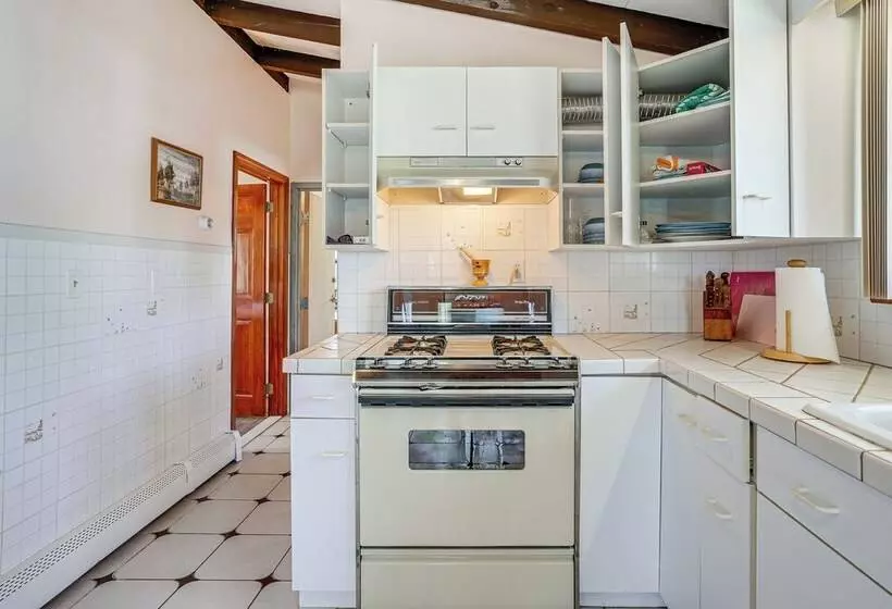 Massachusetts Abode W/ Deck & Grill: Near Beaches!