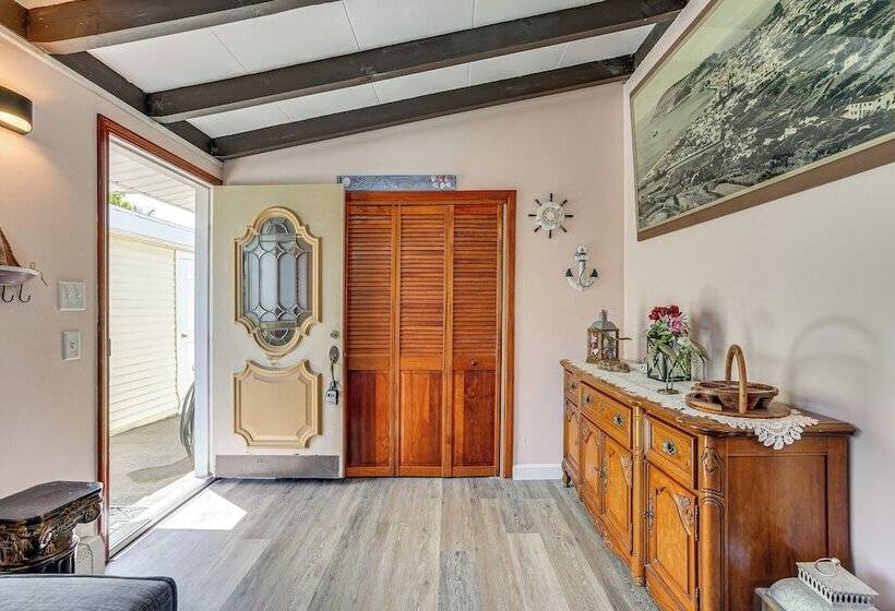 Massachusetts Abode W/ Deck & Grill: Near Beaches!