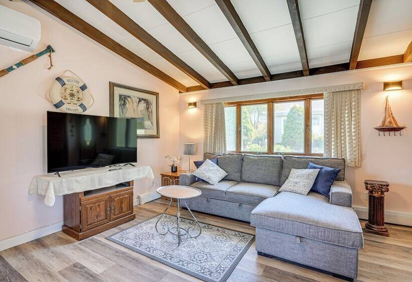 Massachusetts Abode W/ Deck & Grill: Near Beaches!