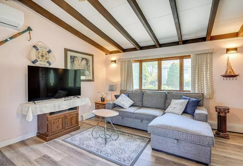 Massachusetts Abode W/ Deck & Grill: Near Beaches!