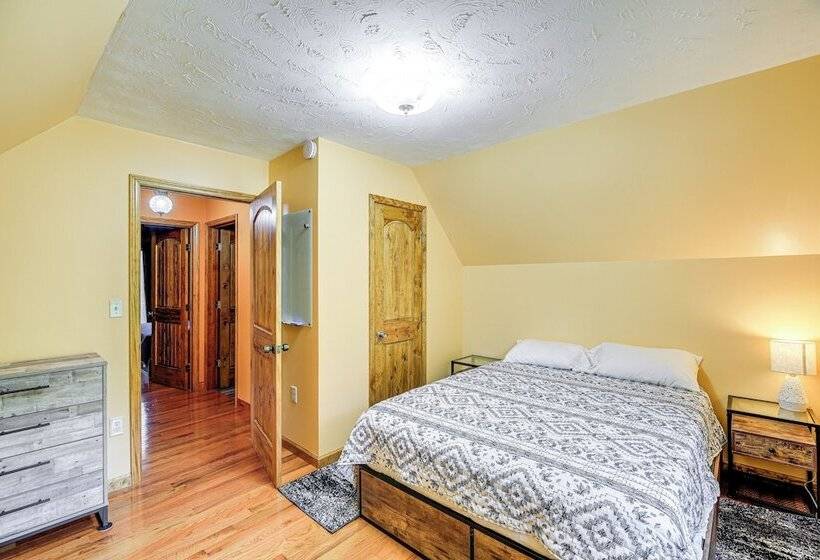 Peaceful South Holston Lake Cabin W/ Dock & Deck!