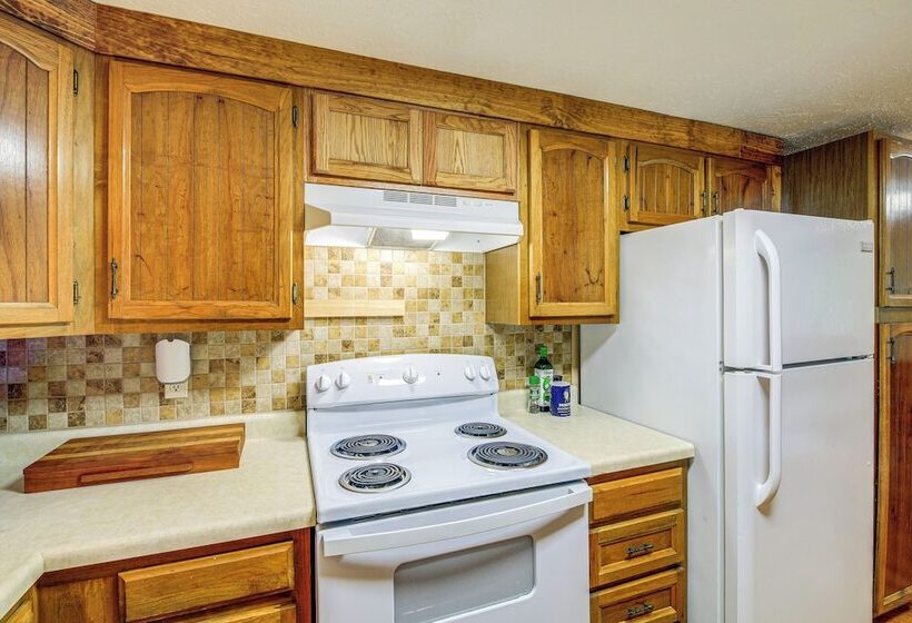 Peaceful South Holston Lake Cabin W/ Dock & Deck!