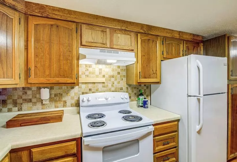 Peaceful South Holston Lake Cabin W/ Dock & Deck!