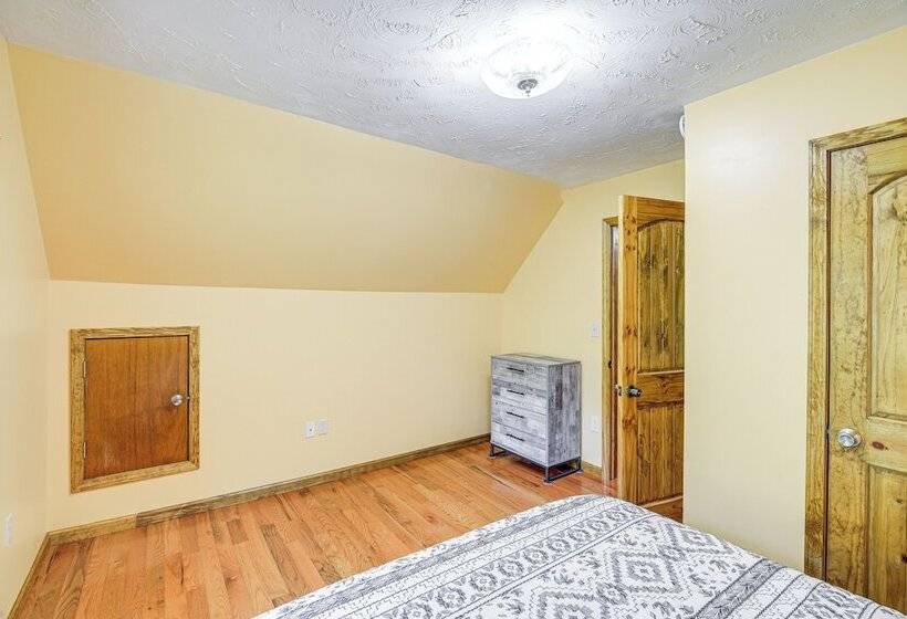 Peaceful South Holston Lake Cabin W/ Dock & Deck!