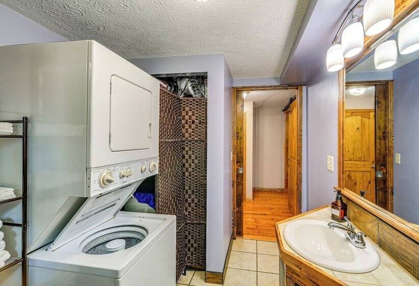 Peaceful South Holston Lake Cabin W/ Dock & Deck!