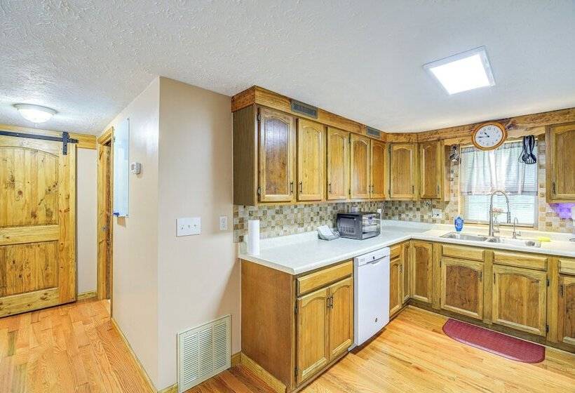 Peaceful South Holston Lake Cabin W/ Dock & Deck!